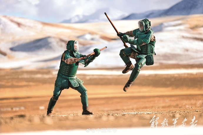 被称为“生命禁区”的喀喇昆仑高原，气候极为恶劣。在艰苦的条件下，陆军某团官兵发扬“一不怕苦、二不怕死”的精神，忠诚履行保护祖国的职责，更写下“卫国戍边不后悔，夜以继日不后退”的战斗口号。向高原卫士们致敬！（来源：中国军号）