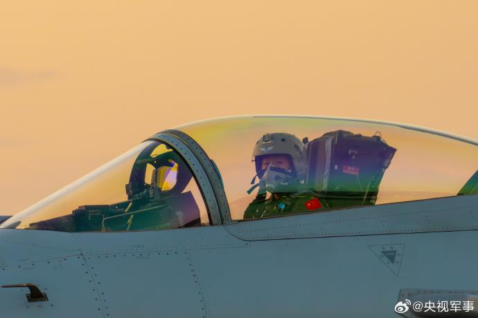 初夏时节，一架架战机起飞，列队奔赴目标空域。一组高清大图↑↑带你直击南部战区空军航空兵某旅跨昼夜飞行训练现场。