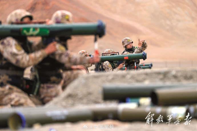 被称为“生命禁区”的喀喇昆仑高原，气候极为恶劣。在艰苦的条件下，陆军某团官兵发扬“一不怕苦、二不怕死”的精神，忠诚履行保护祖国的职责，更写下“卫国戍边不后悔，夜以继日不后退”的战斗口号。向高原卫士们致敬！（来源：中国军号）