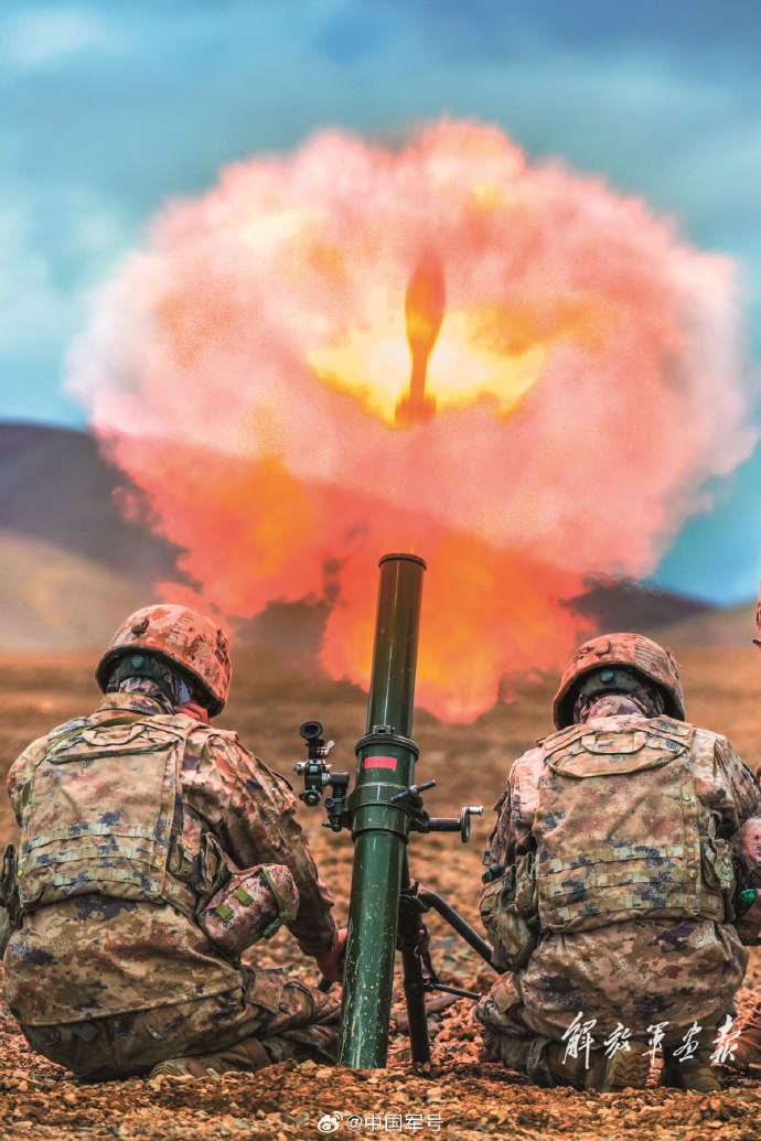 被称为“生命禁区”的喀喇昆仑高原，气候极为恶劣。在艰苦的条件下，陆军某团官兵发扬“一不怕苦、二不怕死”的精神，忠诚履行保护祖国的职责，更写下“卫国戍边不后悔，夜以继日不后退”的战斗口号。向高原卫士们致敬！（来源：中国军号）