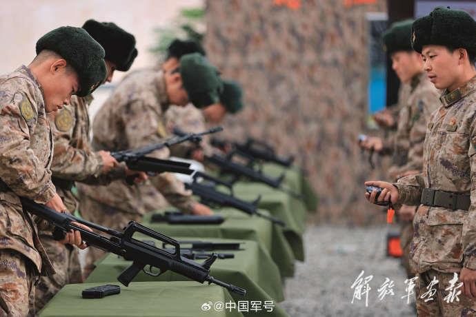 被称为“生命禁区”的喀喇昆仑高原，气候极为恶劣。在艰苦的条件下，陆军某团官兵发扬“一不怕苦、二不怕死”的精神，忠诚履行保护祖国的职责，更写下“卫国戍边不后悔，夜以继日不后退”的战斗口号。向高原卫士们致敬！（来源：中国军号）