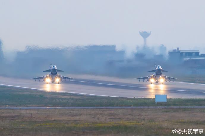 初夏时节，一架架战机起飞，列队奔赴目标空域。一组高清大图↑↑带你直击南部战区空军航空兵某旅跨昼夜飞行训练现场。
