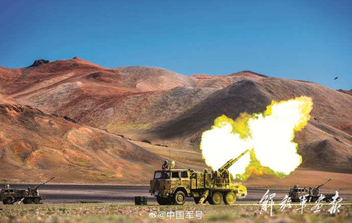 被称为“生命禁区”的喀喇昆仑高原，气候极为恶劣。在艰苦的条件下，陆军某团官兵发扬“一不怕苦、二不怕死”的精神，忠诚履行保护祖国的职责，更写下“卫国戍边不后悔，夜以继日不后退”的战斗口号。向高原卫士们致敬！（来源：中国军号）