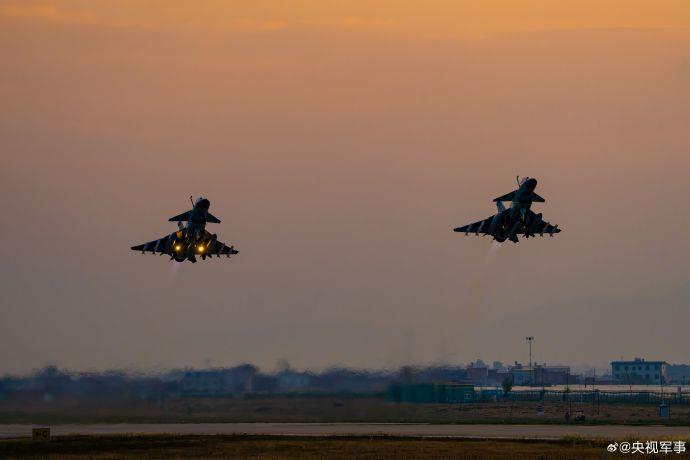 初夏时节，一架架战机起飞，列队奔赴目标空域。一组高清大图↑↑带你直击南部战区空军航空兵某旅跨昼夜飞行训练现场。