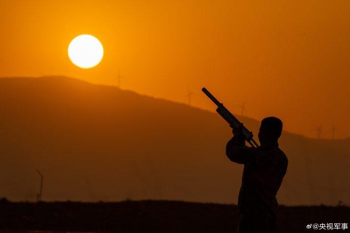 初夏时节，一架架战机起飞，列队奔赴目标空域。一组高清大图↑↑带你直击南部战区空军航空兵某旅跨昼夜飞行训练现场。