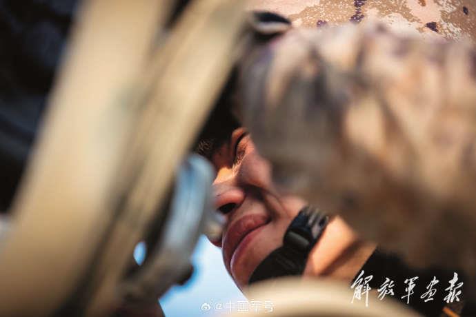 被称为“生命禁区”的喀喇昆仑高原，气候极为恶劣。在艰苦的条件下，陆军某团官兵发扬“一不怕苦、二不怕死”的精神，忠诚履行保护祖国的职责，更写下“卫国戍边不后悔，夜以继日不后退”的战斗口号。向高原卫士们致敬！（来源：中国军号）