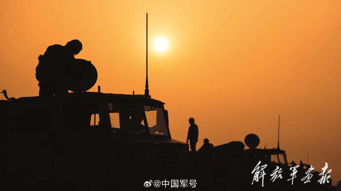 被称为“生命禁区”的喀喇昆仑高原，气候极为恶劣。在艰苦的条件下，陆军某团官兵发扬“一不怕苦、二不怕死”的精神，忠诚履行保护祖国的职责，更写下“卫国戍边不后悔，夜以继日不后退”的战斗口号。向高原卫士们致敬！（来源：中国军号）