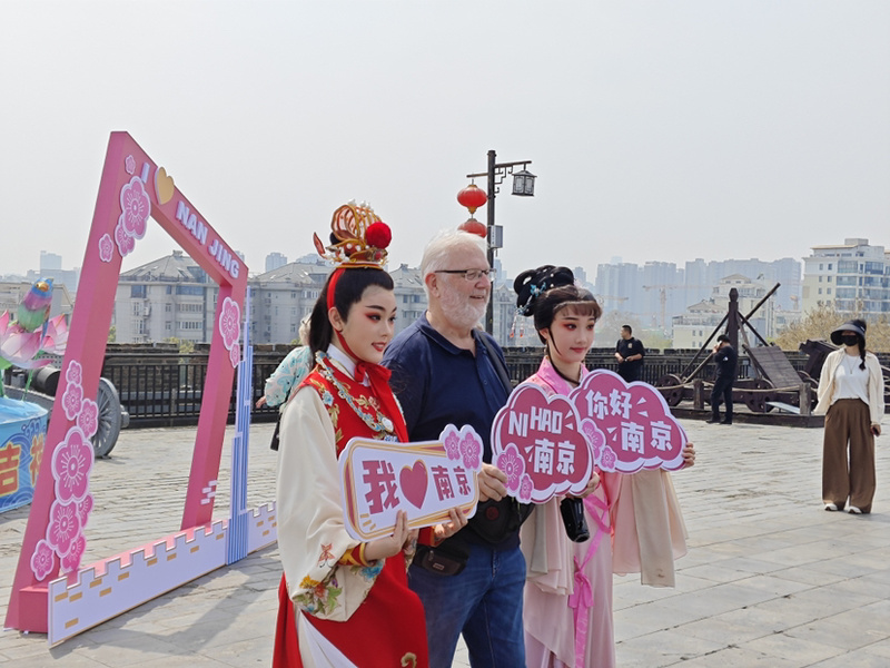 德国游客登上明城墙。南京文旅供图
