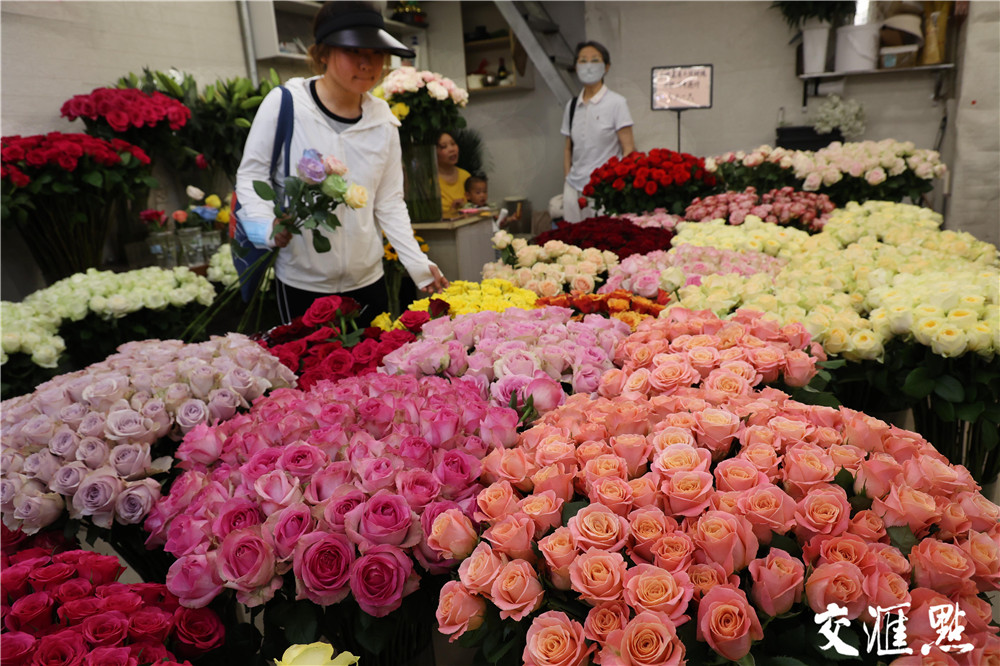 2024年5月20日，南京汉中门花卉市场的各摊位前，摆满了各色玫瑰和以玫瑰主打的造型花束，不时有市民前来选购。据了解，玫瑰价格与日常相差不大，较为亲民。新华日报·交汇点记者 宋宁摄