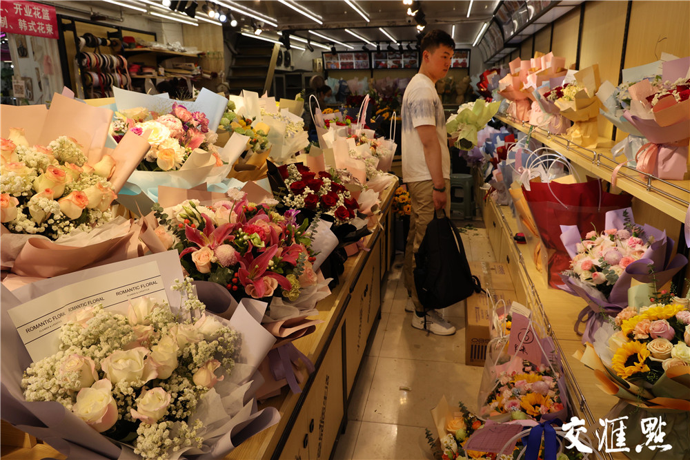 2024年5月20日，南京汉中门花卉市场的各摊位前，摆满了各色玫瑰和以玫瑰主打的造型花束，不时有市民前来选购。据了解，玫瑰价格与日常相差不大，较为亲民。新华日报·交汇点记者 宋宁摄