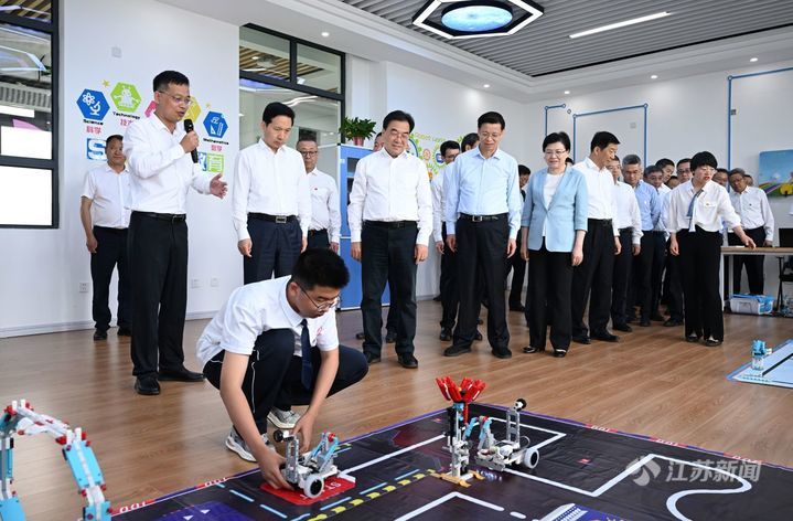 在丹凤中学,信长星,许昆林等深入了解"组团式"结对帮扶成效,看望帮扶