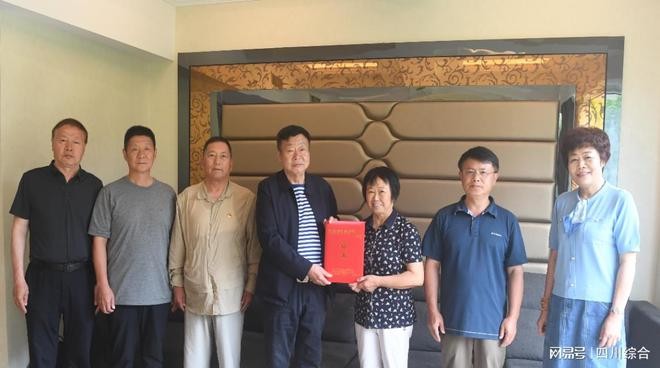 金堂县慈善会会长林德凤荣获全国红军小学建设工程特殊贡献奖