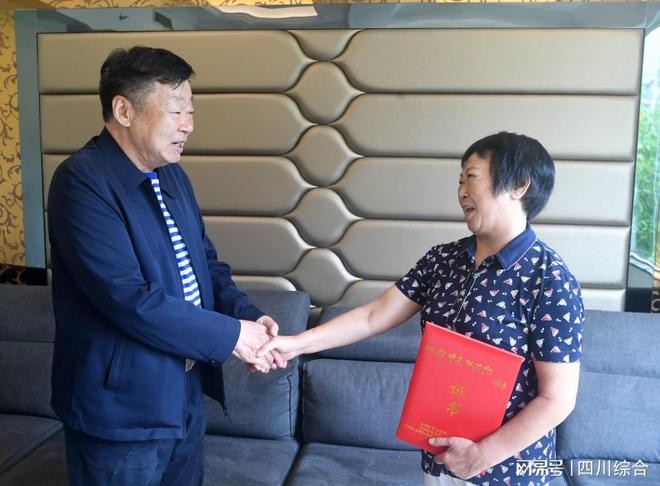 金堂县慈善会会长林德凤荣获全国红军小学建设工程特殊贡献奖