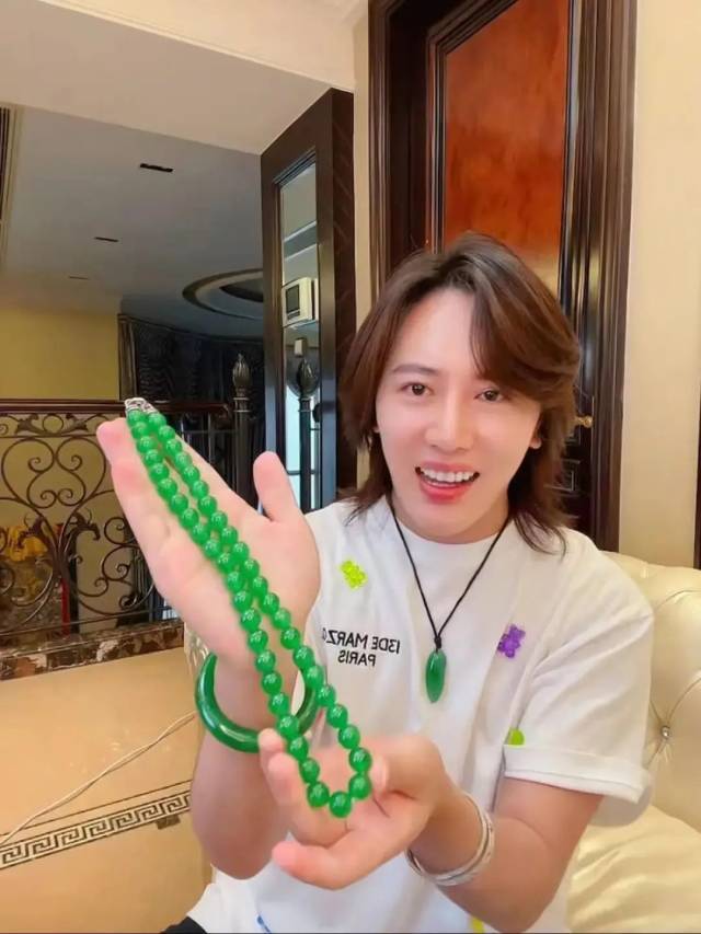 王红权星在社交平台上分享珠宝收藏。 王红权星在社交平台上分享珠宝收藏。