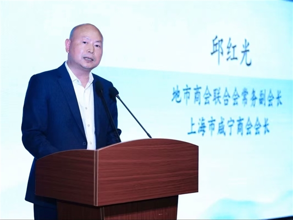 赤壁市副市长熊新年介绍了赤壁市历史文化,经济发展及赤壁青砖茶产业