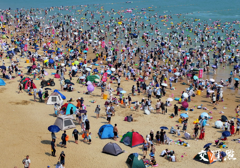 一到夏天,连云港市连岛大沙湾海滨浴场人潮涌动,人们享受阳光,沙滩和