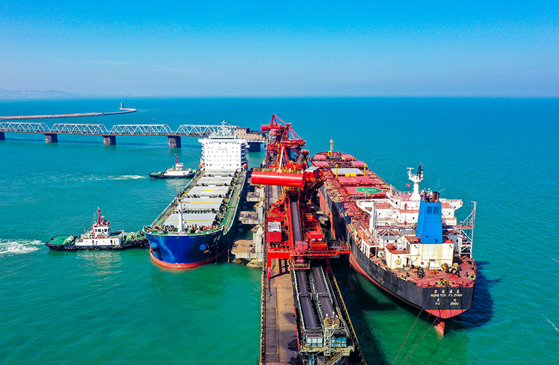 2024年5月9日，山东港口日照港石臼港区煤码头，船舶作业高效。