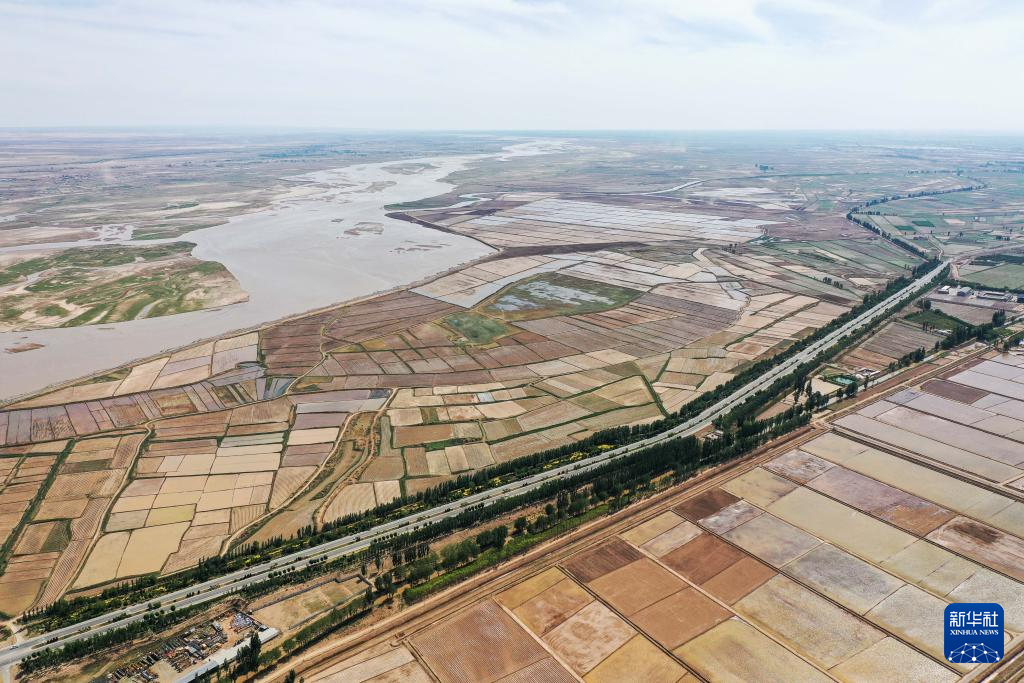 这是在巴彦淖尔市临河区双河镇拍摄的农田（无人机照片）。新华社记者 李志鹏 摄