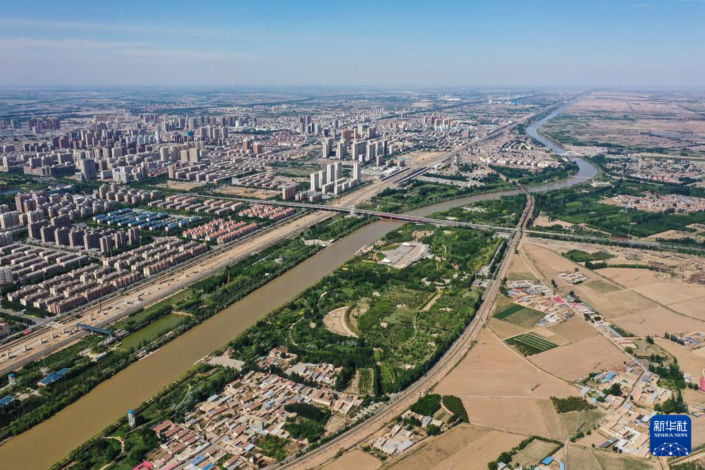 5月26日，引黄干渠从巴彦淖尔市临河区流过（无人机照片）。新华社记者 李志鹏 摄