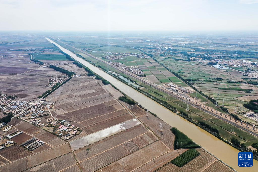 5月26日，引黄干渠从巴彦淖尔市临河区流过（无人机照片）。新华社记者 李志鹏 摄