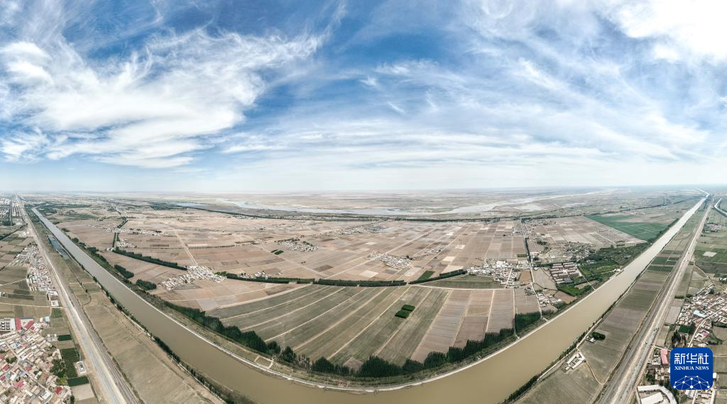 这是5月26日在巴彦淖尔市临河区拍摄的农田（无人机全景照片）。新华社记者 贝赫 摄