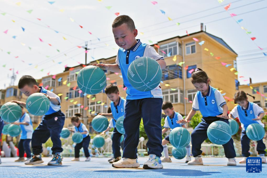 5月29日，山东省烟台市福山区实验幼儿园的小朋友在展示花样篮球。