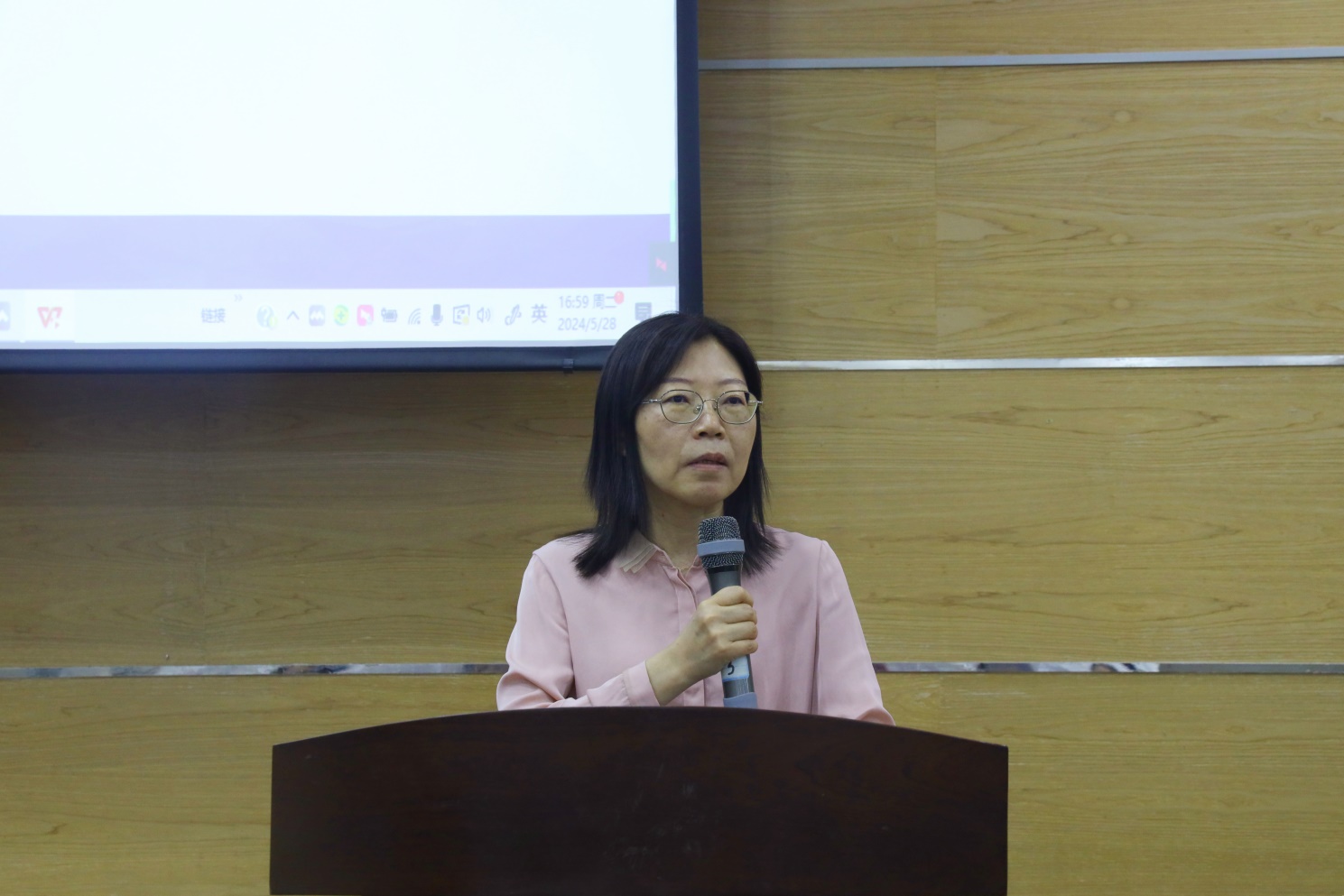 四川托普学院召开2024年第三次教师月例会