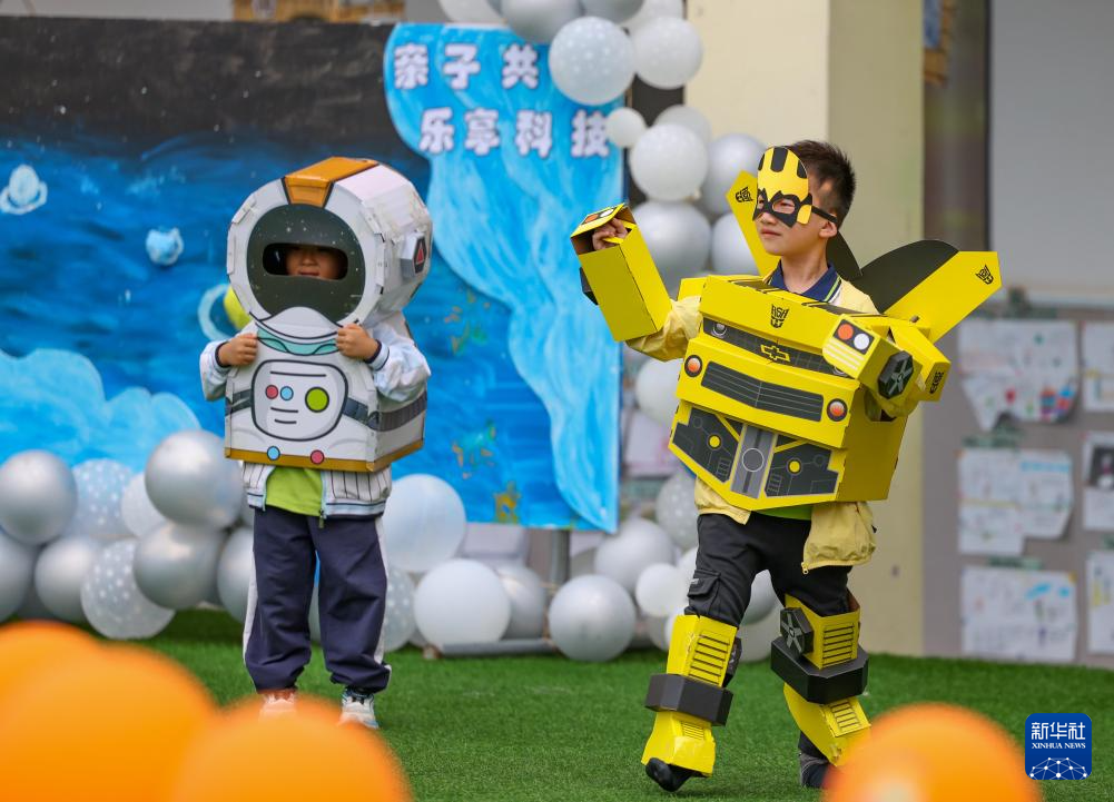 5月29日，贵州省铜仁市玉屏侗族自治县第三幼儿园小朋友展示创意装扮。