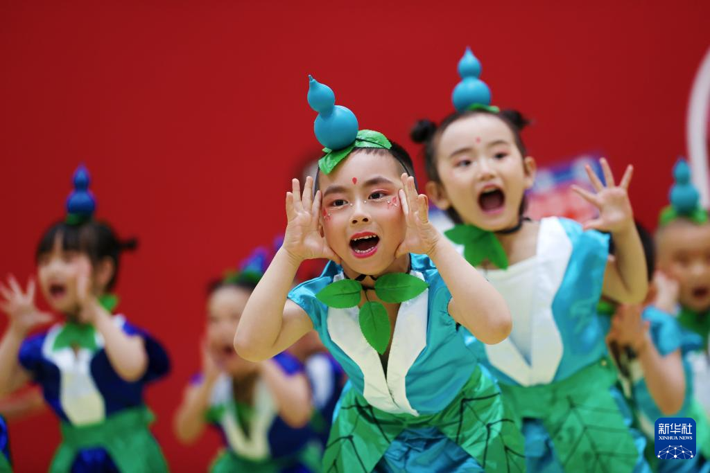 5月29日，重庆市黔江区妇联幼儿园的小朋友在表演情景剧《葫芦娃》。