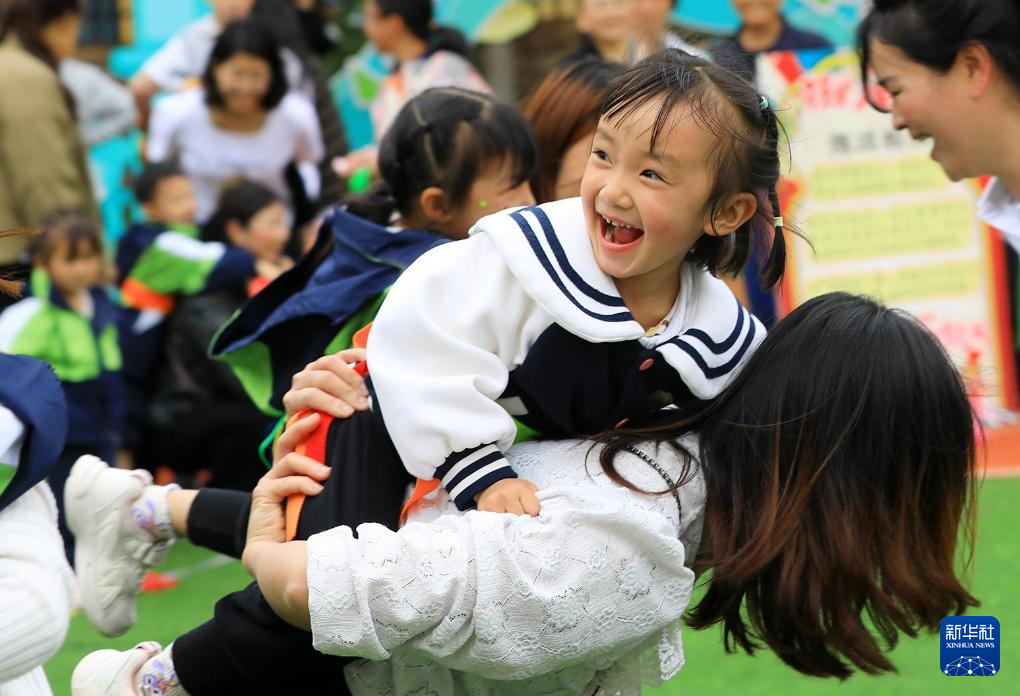 5月29日，在四川省阿坝藏族羌族自治州茂县同心幼儿园，小朋友和家长在趣味比赛中。