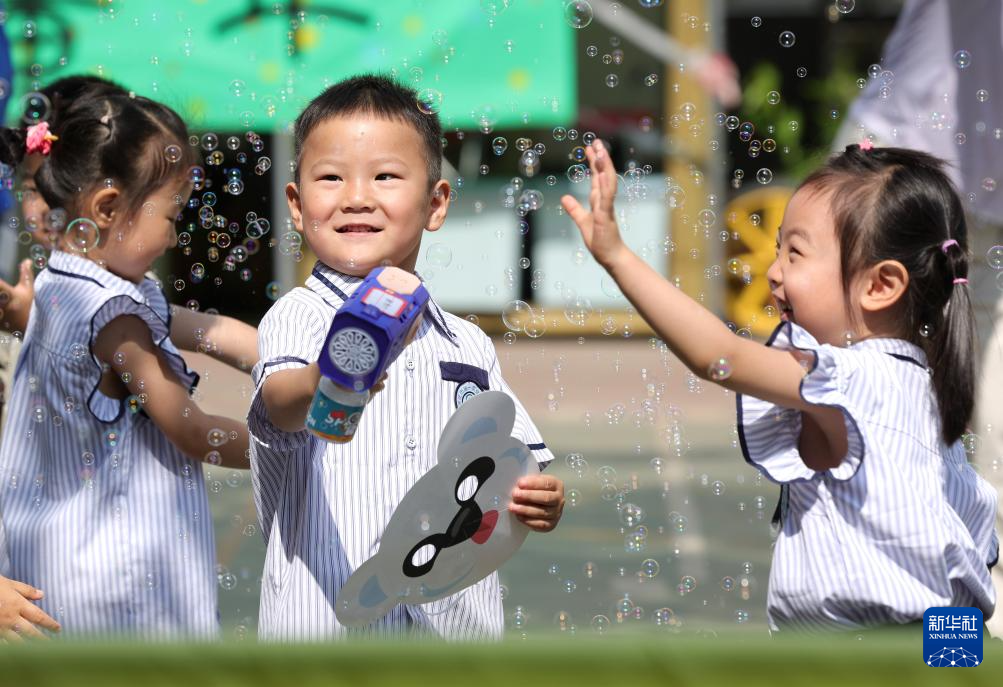 5月29日，河北省石家庄市第一实验幼儿园的小朋友们进行“抓泡泡”游戏。