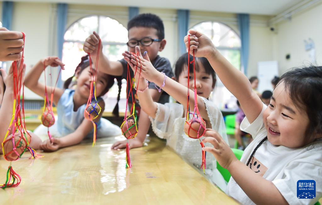 5月29日，河南省洛阳市涧西区河柴幼儿园的小朋友展示手绘彩蛋。