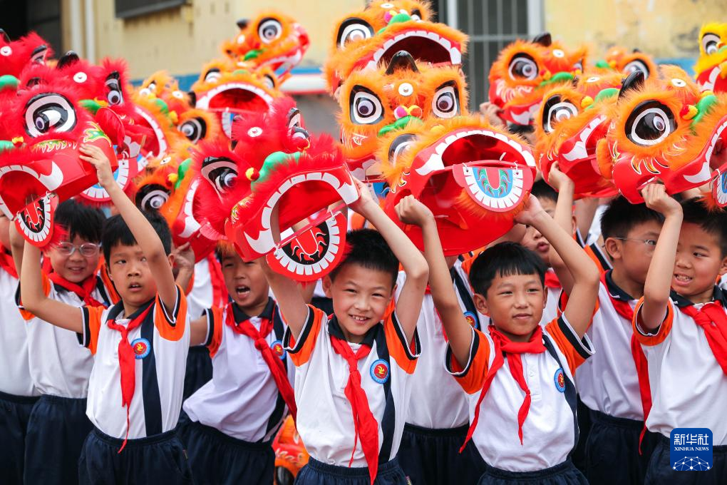 5月29日，在河南省焦作市博爱县秀珠小学，学生们在表演文艺节目。