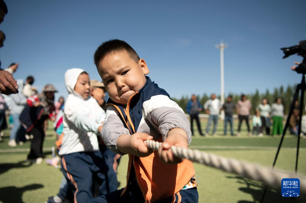 5月29日，在甘肃阿克塞哈萨克族自治县赛马场，小朋友们参加拔河比赛。