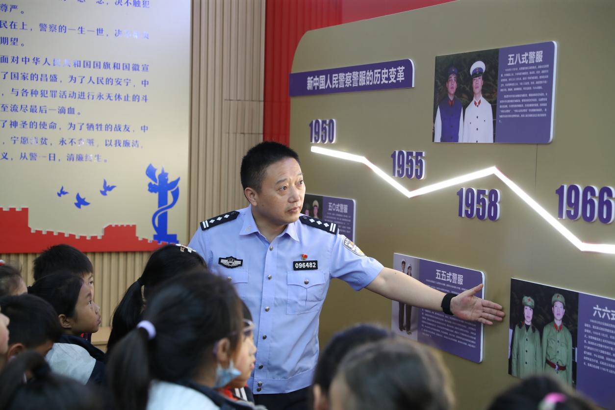 射阳县公安局临海派出所:开展"警"彩六一 , 安全同行警营开放日活动