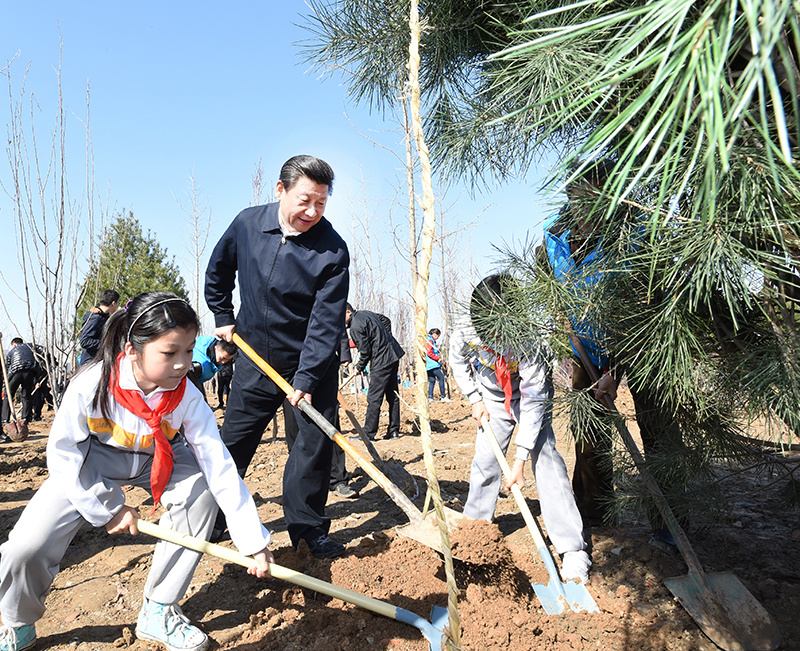 2015年4月3日,习近平总书记同大家一起植树。