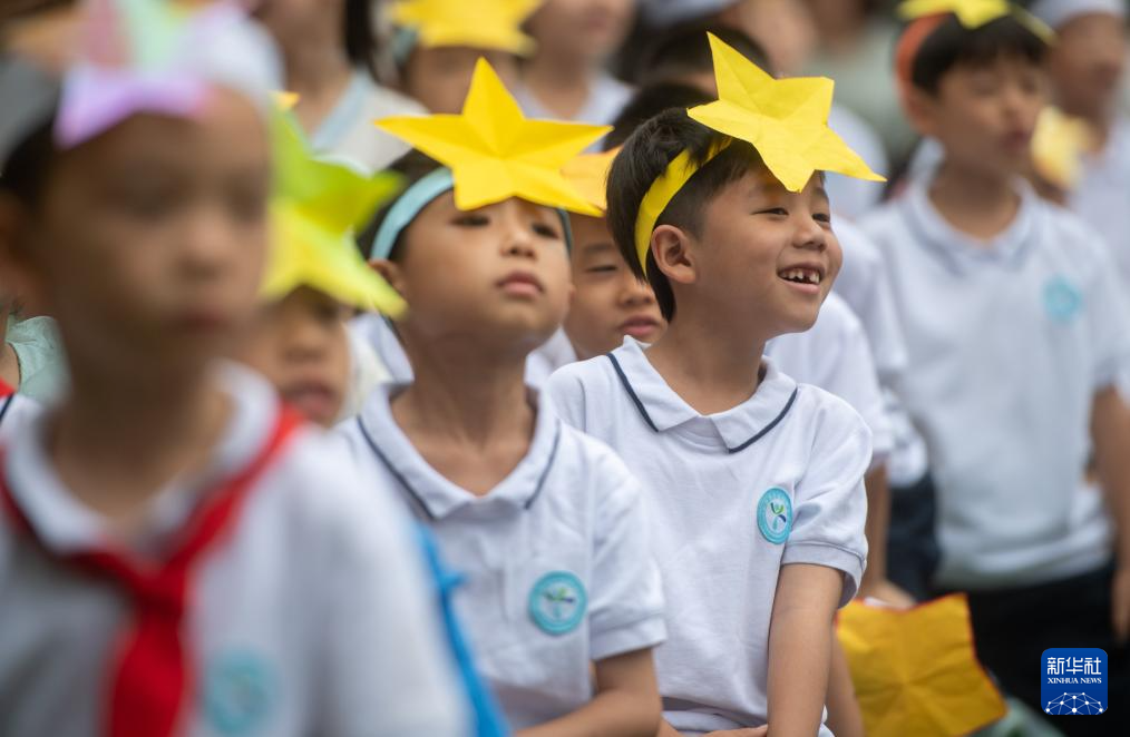 5月31日，在湖北省武汉市万松园路小学，孩子们在观看表演。