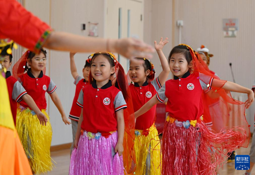 六一国际儿童节前夕,各地开展丰富多彩的活动,小朋友们在欢声笑语中