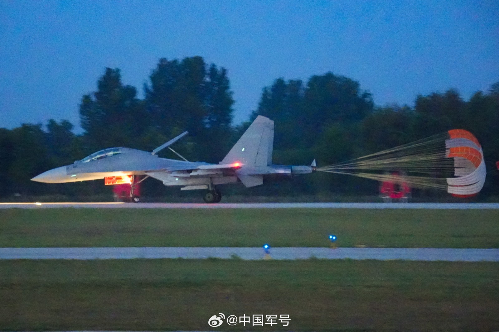 近日，东部战区空军航空兵某旅夜间实战化训练拉开战幕。