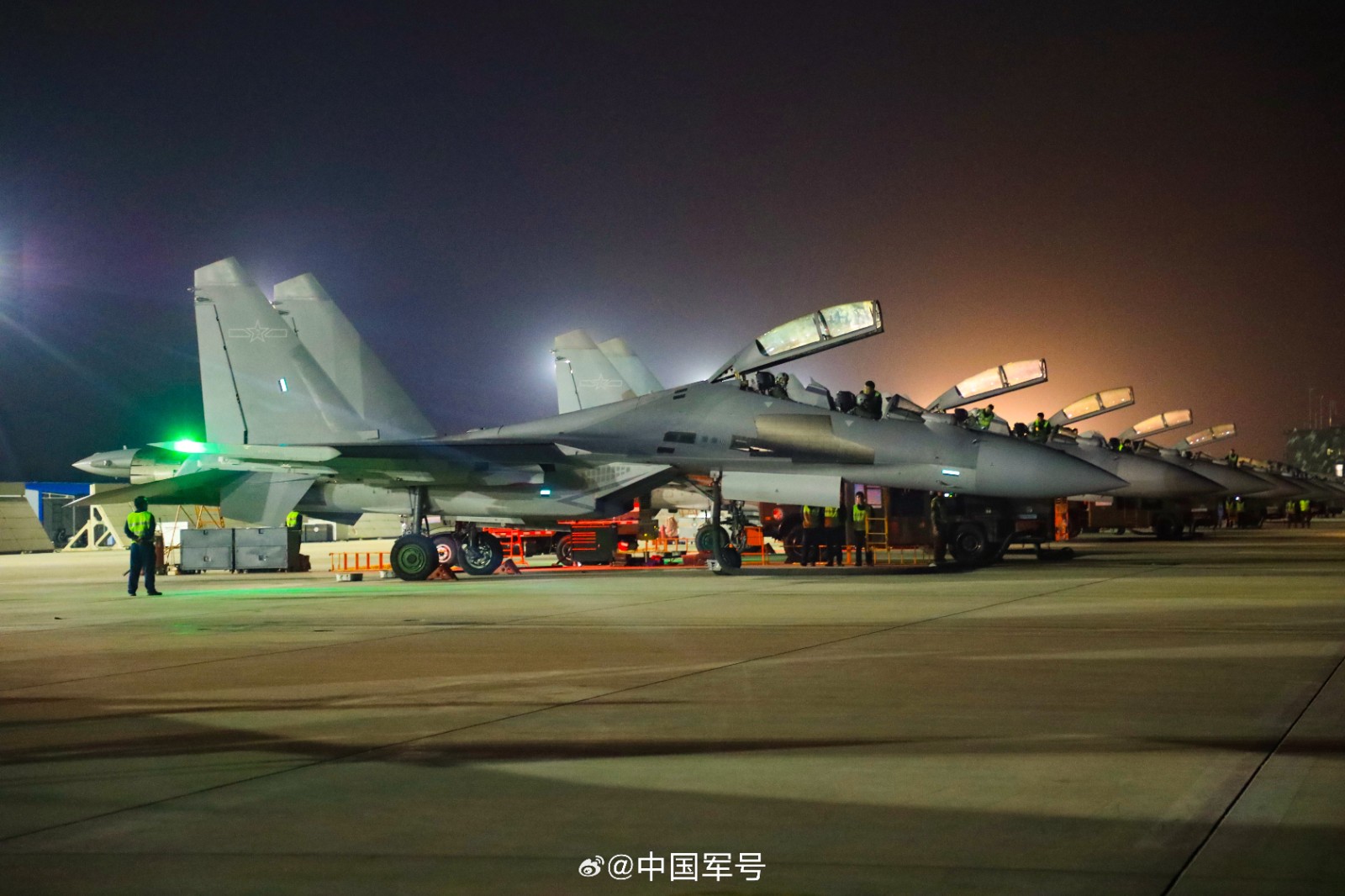 近日，东部战区空军航空兵某旅夜间实战化训练拉开战幕。该旅紧贴实战，克服复杂气象条件，反复锤炼全天候遂行任务技能，有效提高全时段作战能力。（来源：中国军号微博）