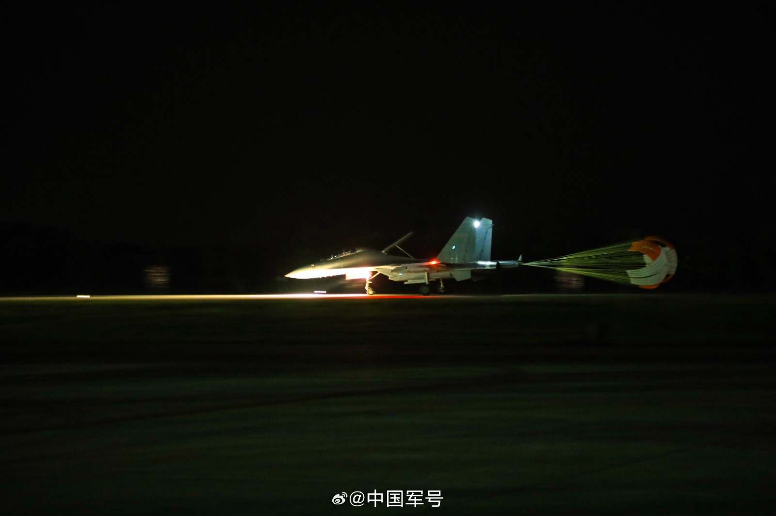 近日，东部战区空军航空兵某旅夜间实战化训练拉开战幕。