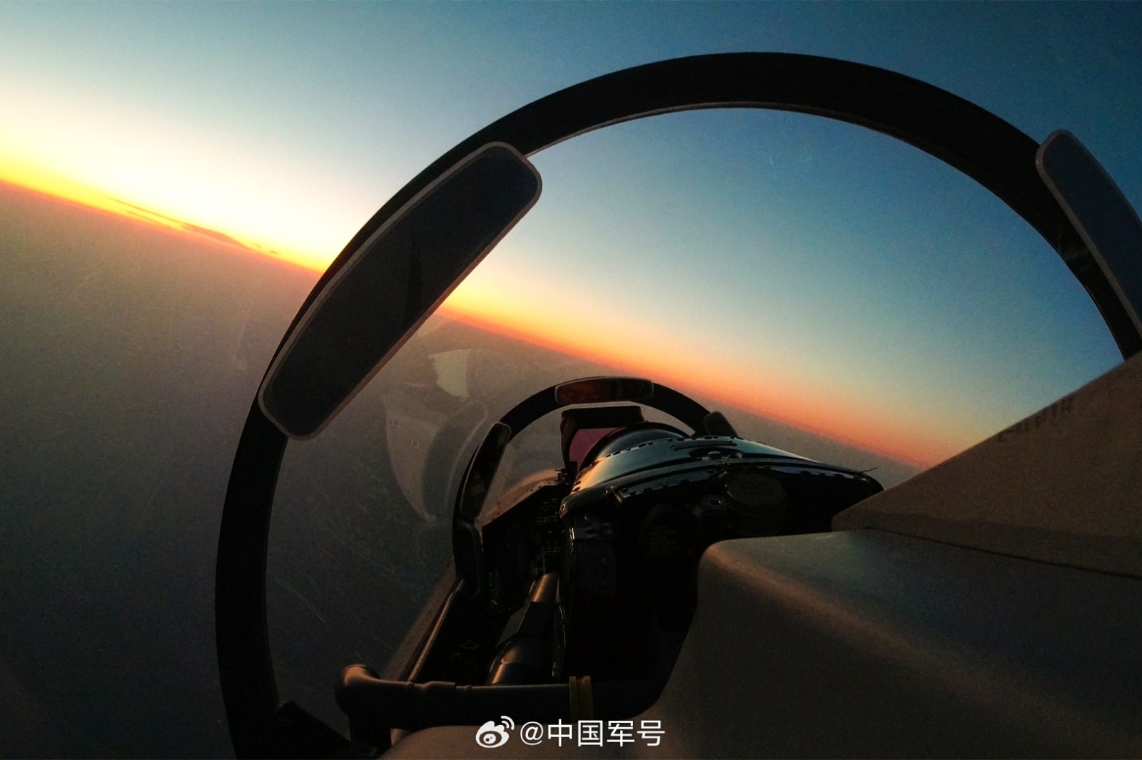 近日，东部战区空军航空兵某旅夜间实战化训练拉开战幕。