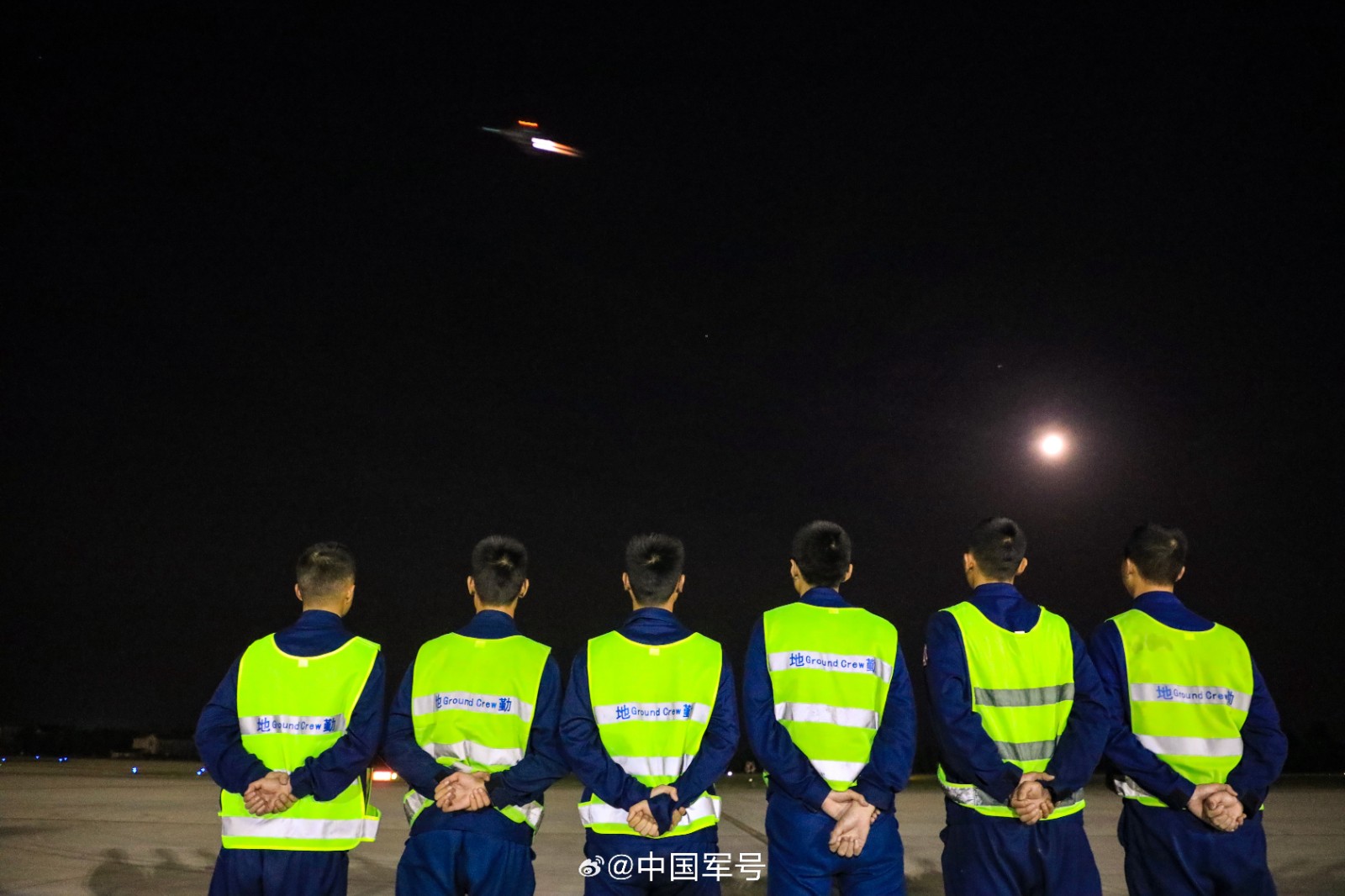该旅紧贴实战，克服复杂气象条件，反复锤炼全天候遂行任务技能，有效提高全时段作战能力。