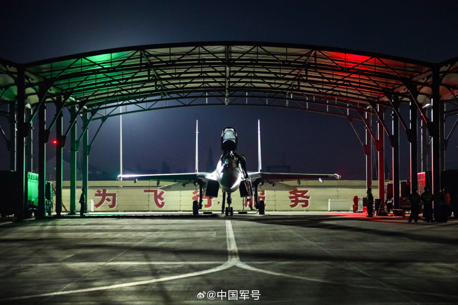 近日，东部战区空军航空兵某旅夜间实战化训练拉开战幕。