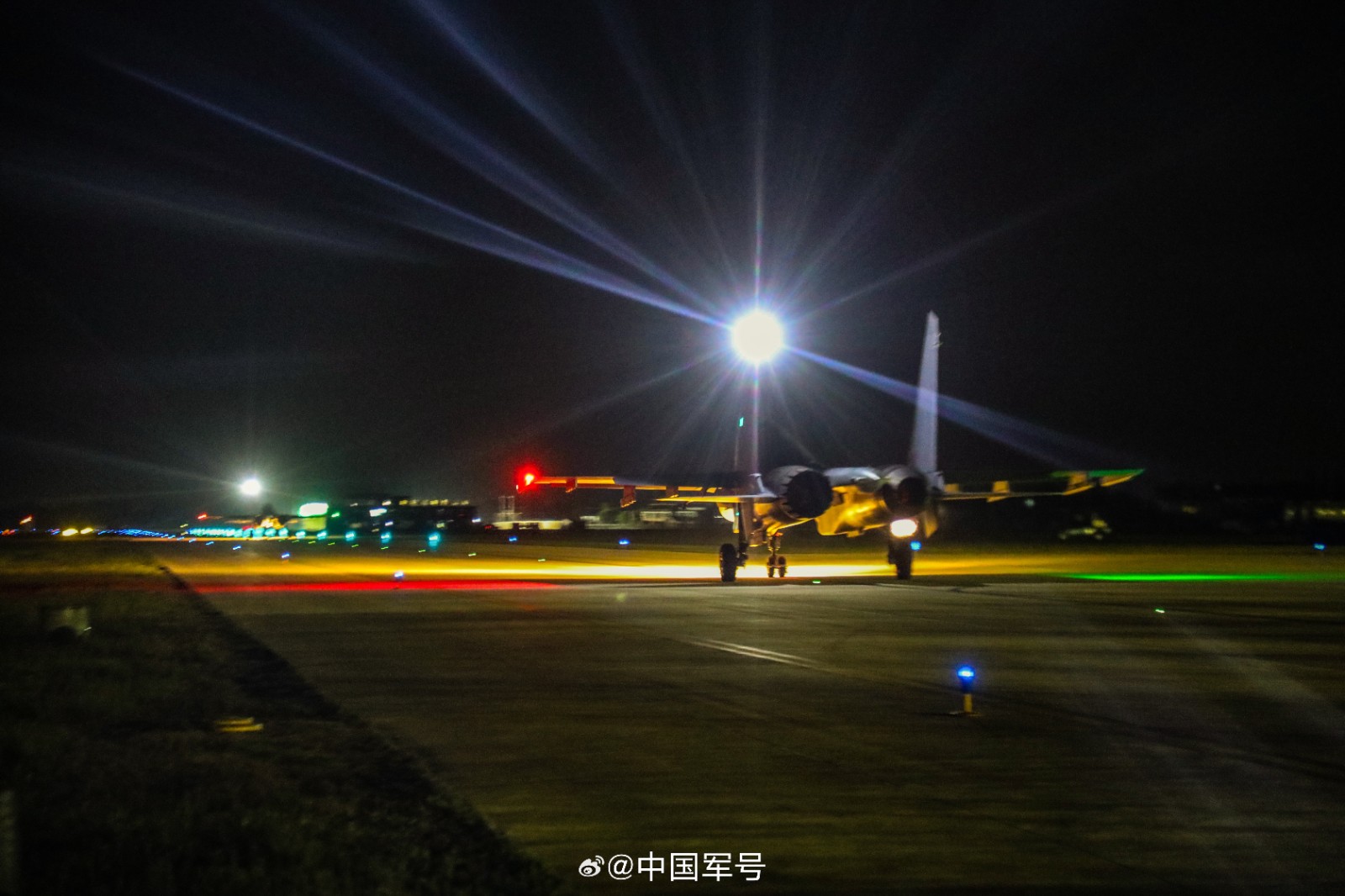 该旅紧贴实战，克服复杂气象条件，反复锤炼全天候遂行任务技能，有效提高全时段作战能力。