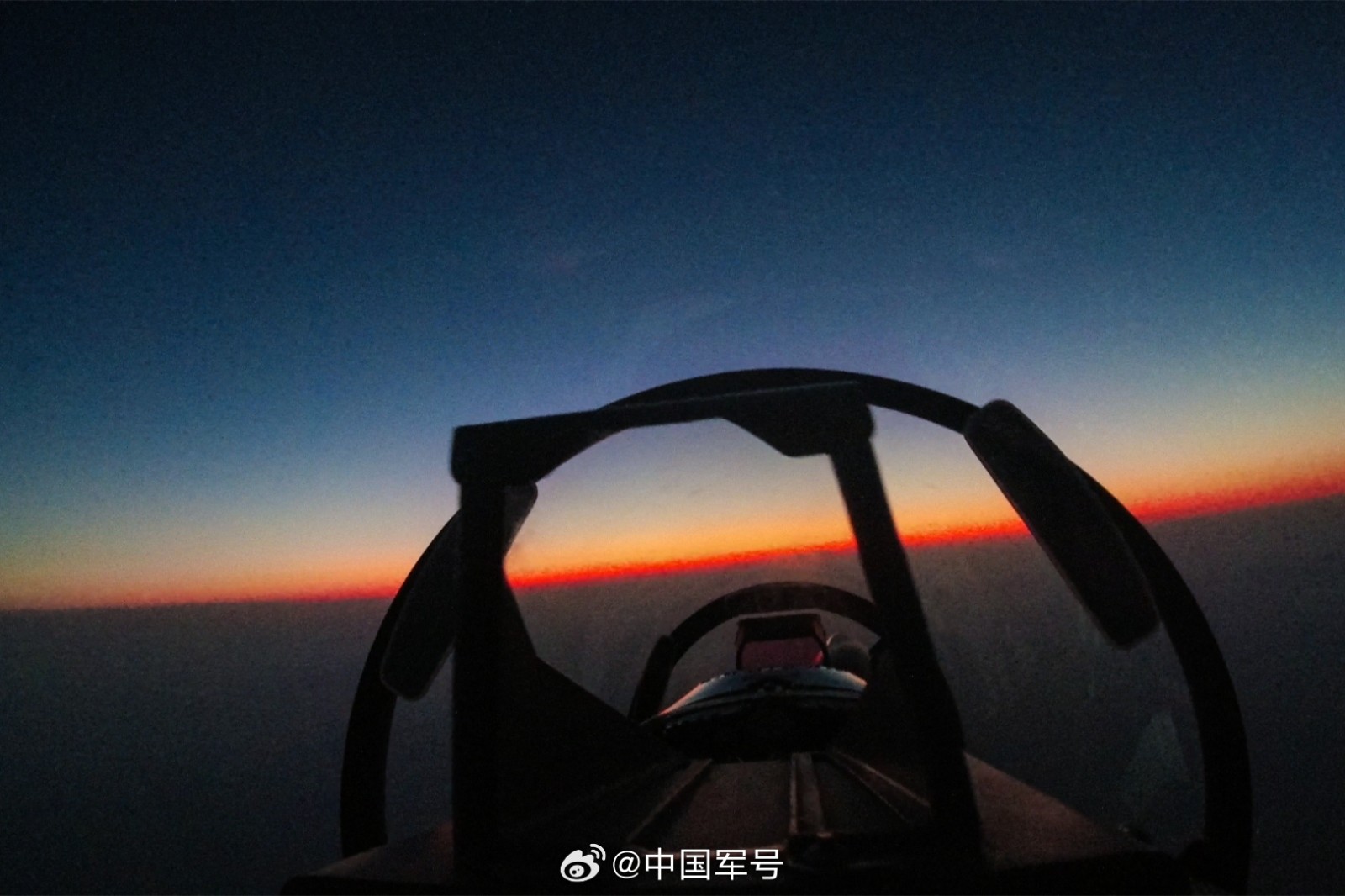 该旅紧贴实战，克服复杂气象条件，反复锤炼全天候遂行任务技能，有效提高全时段作战能力。