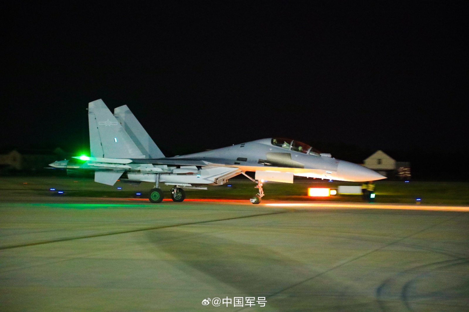 该旅紧贴实战，克服复杂气象条件，反复锤炼全天候遂行任务技能，有效提高全时段作战能力。