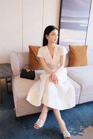 新华报业网>资讯>正文 张雅钦身着收腰 v 领连衣裙,ruched高跟凉鞋