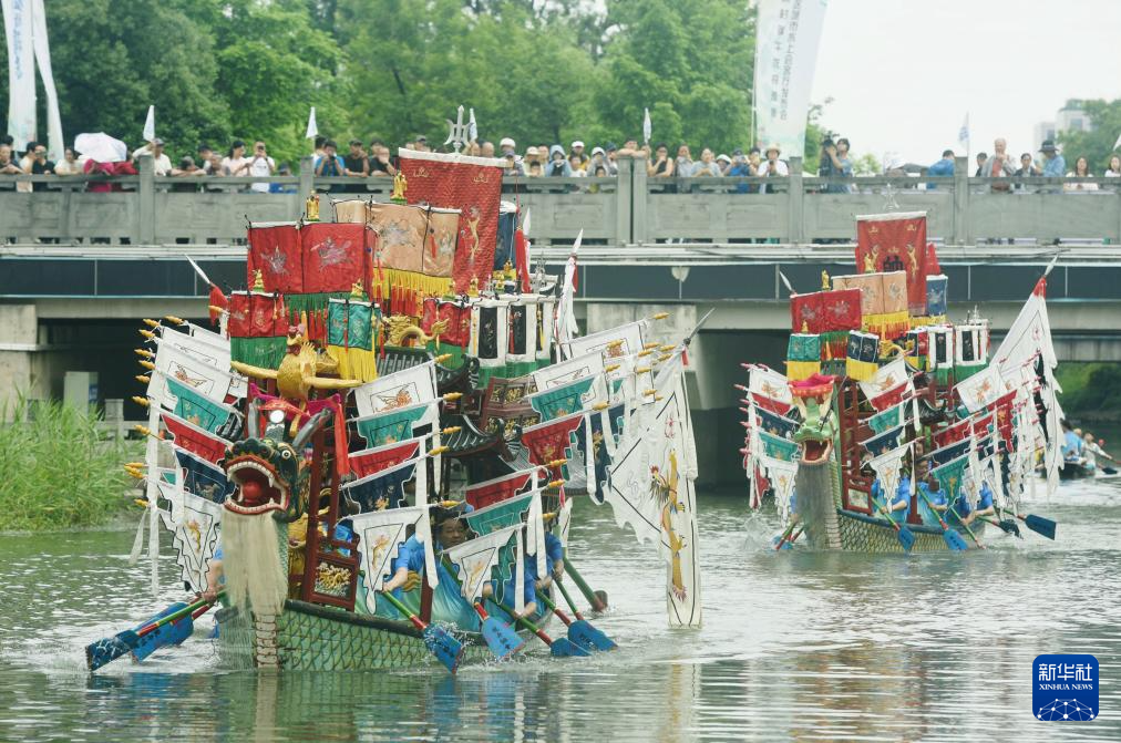 6月2日，人们在浙江杭州观看蒋村传统龙舟表演赛。新华社发（龙巍摄）
