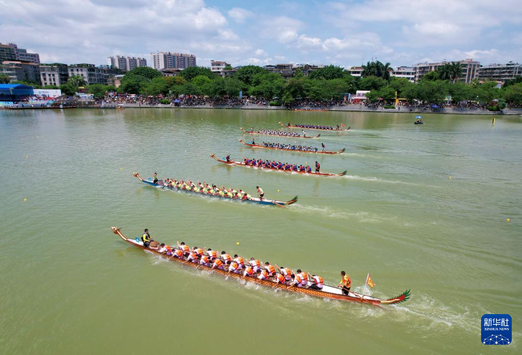 端午节临近，各地举行龙舟赛、龙舟巡游等活动，迎接传统节日的到来。新华社发（刘春林摄）